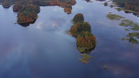 Video-Aéreo-Del-Hermoso-Paisaje-Del-Lago-Calmante-Con-Nubes-Que-Se-Reflejan-En-El-Agua-A-La-Hora-Dorada