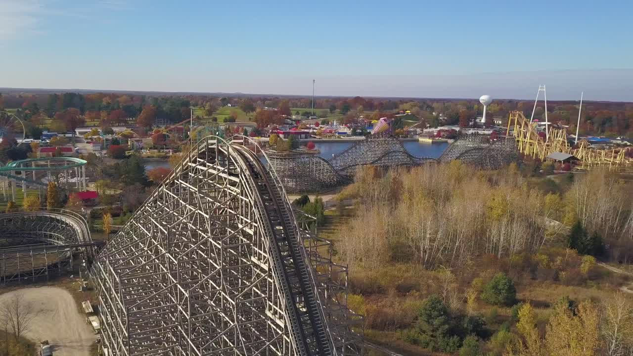 놀이 공원에서 햇빛에 롤러코스터와 자연의 공중