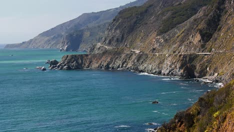Static-shot-of-a-quiet,-sunny-day-at-the-Big-sur-coast-in-California,-USA