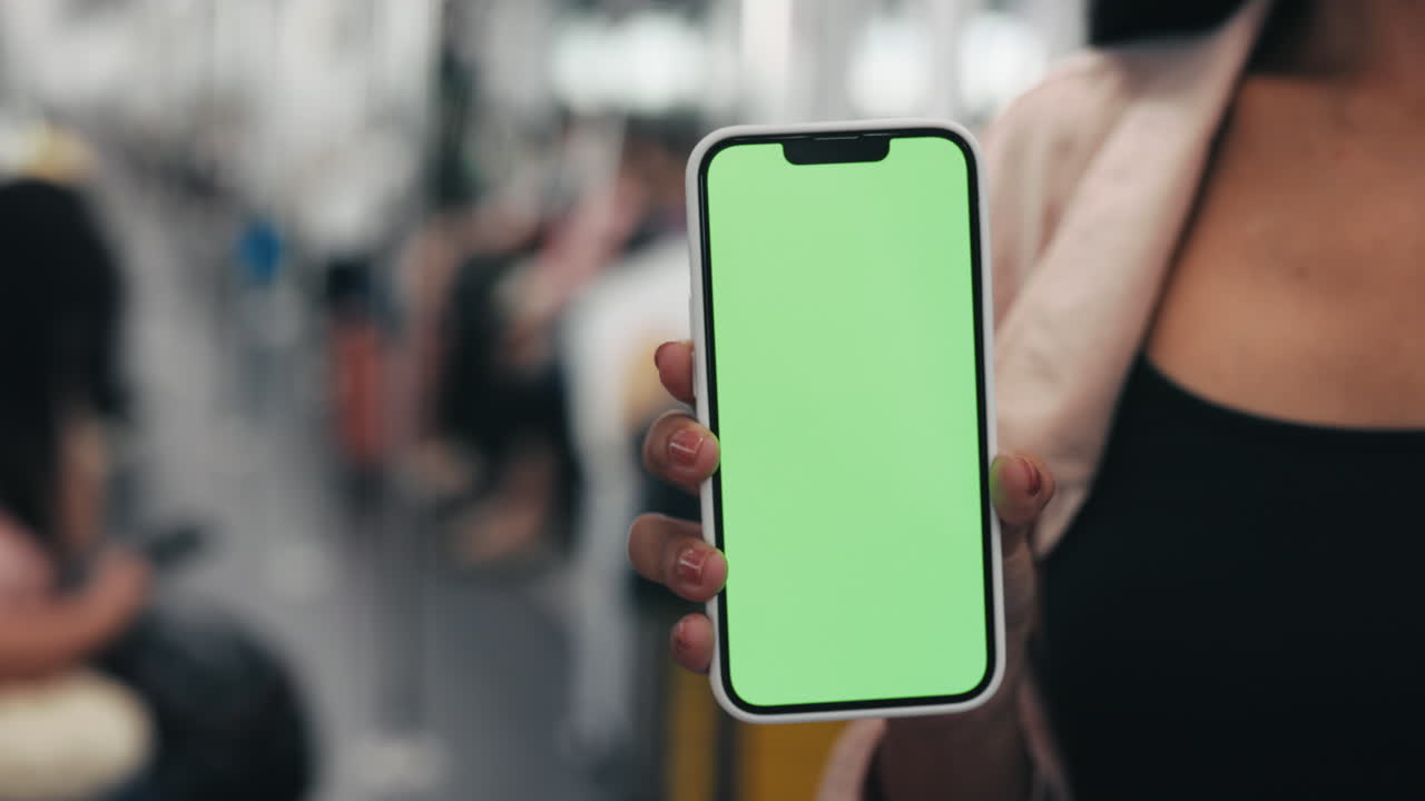 persona sosteniendo un teléfono con una pantalla verde