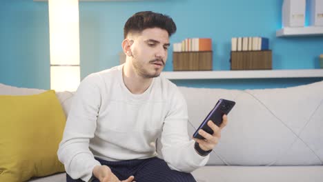 Young-man-arguing-with-his-girlfriend.