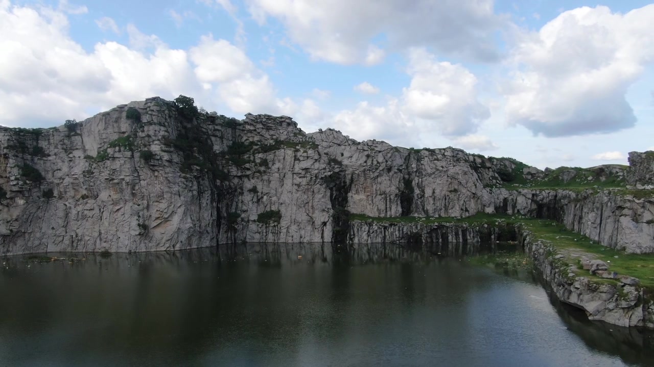 Bellissimo scatto di roccia, con acqua al suo interno