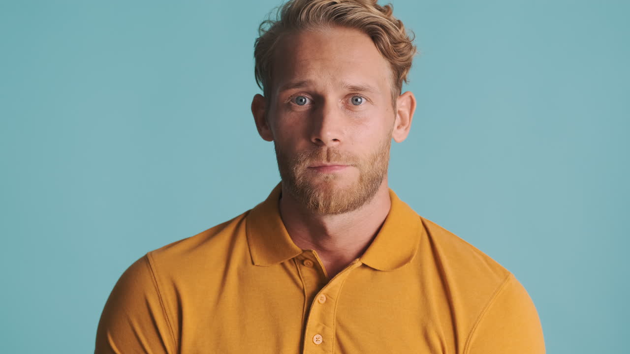 hombre caucásico incierto posando