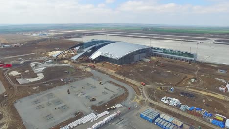 vista aérea de un nuevo aeropuerto en construcción