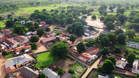 panorámica aérea derecha de una típica aldea africana - áfrica occidental