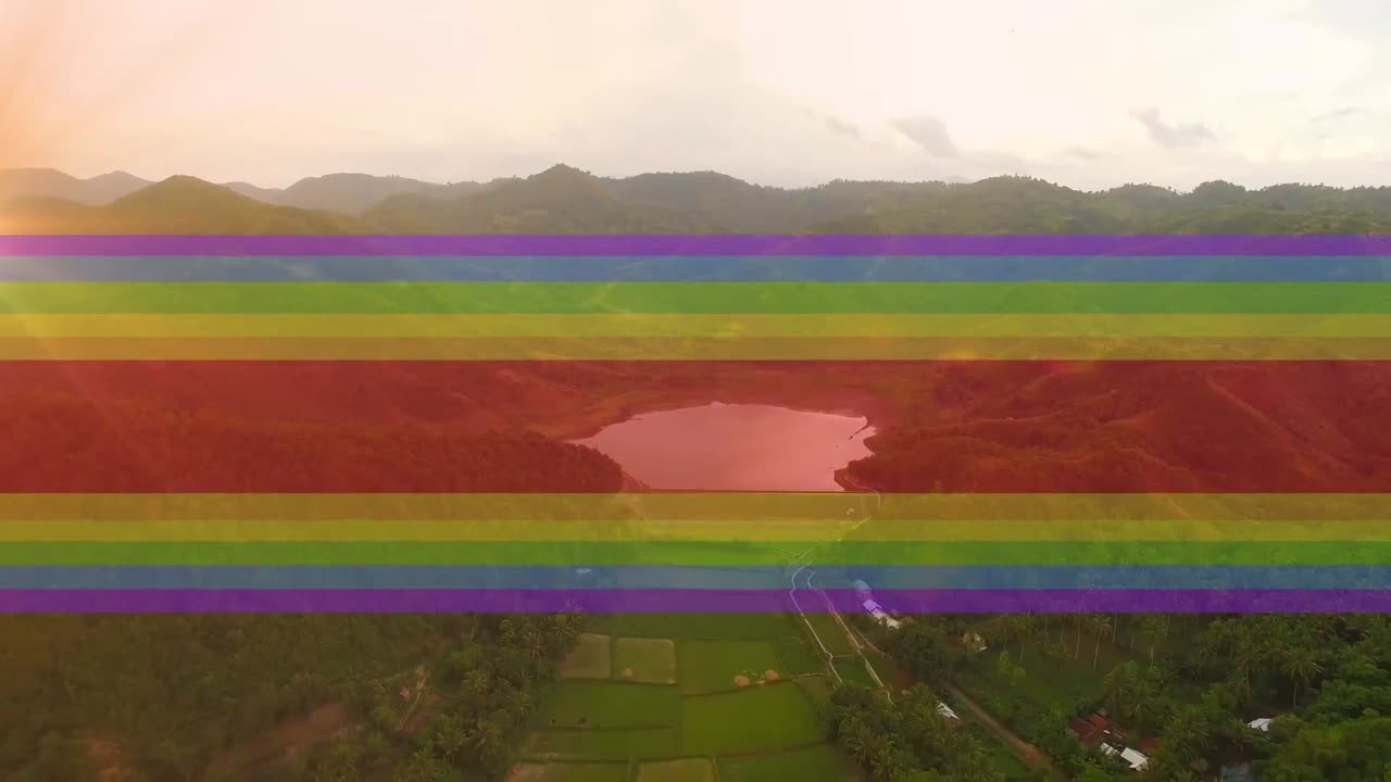 video de líneas de arco iris sobre el paisaje rural en movimiento