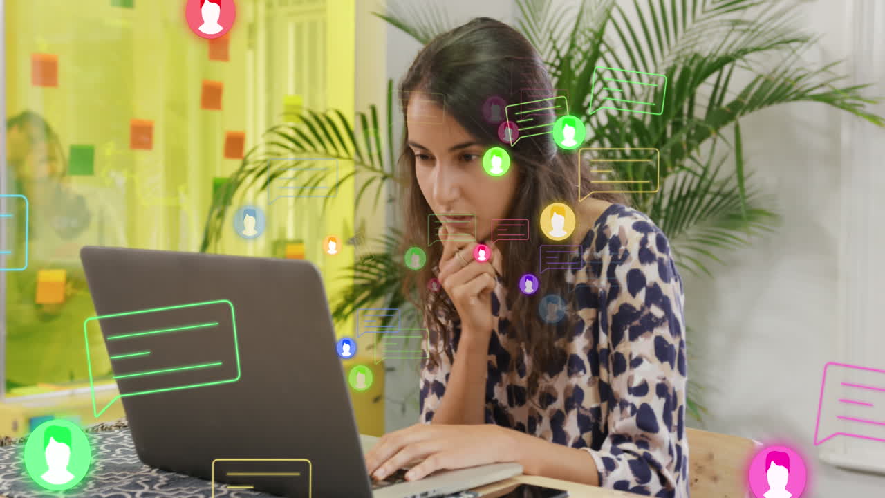 animación del procesamiento de datos de las redes sociales sobre una mujer de negocios caucásica en la oficina