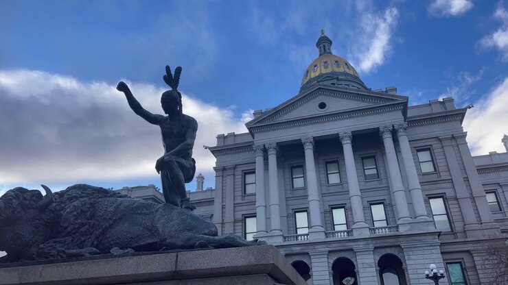 La cupola dorata del Campidoglio del Colorado durante la pandemia di COVID di gennaio 2021