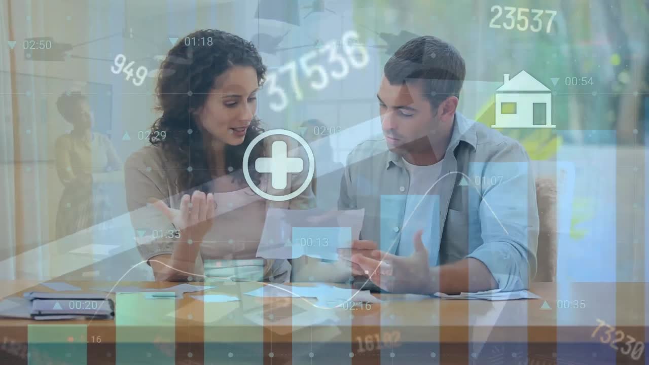 animación del procesamiento de datos sobre una pareja caucásica que trabaja en casa