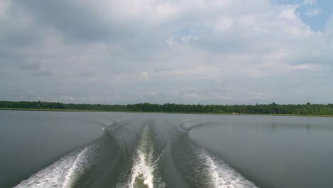 Rastros-De-Un-Barco-En-Movimiento-Navegando-Por-Un-Lago-Tranquilo.