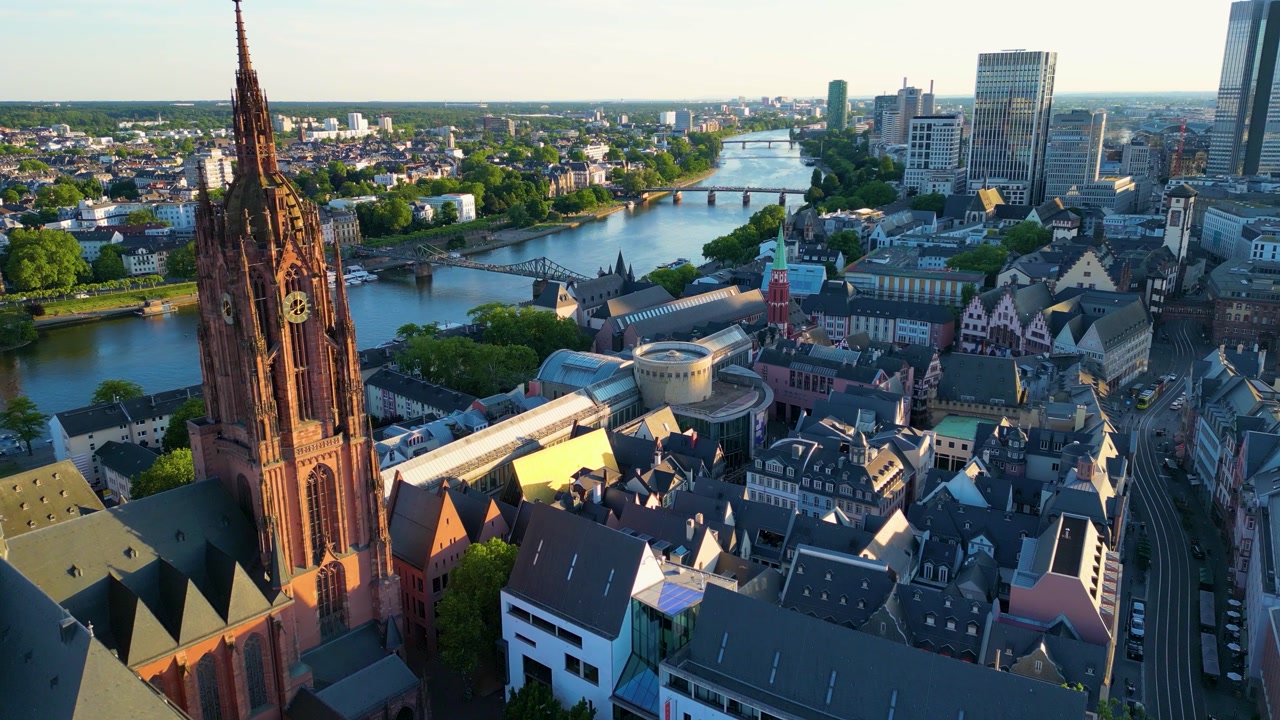 4K-dronevideo af Kaiserdom St. Bartholomäus-katedralen i gotisk stil nær Römerberg-markedspladsen ved Main-floden i Frankfurts centrum, Tyskland