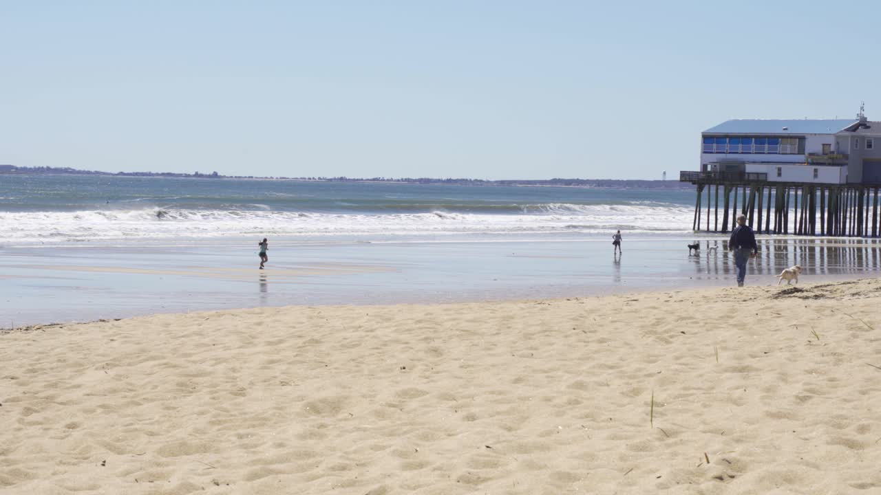 mujer corriendo en la lejanía, corriendo hacia el viejo muelle del huerto en maine, lejos