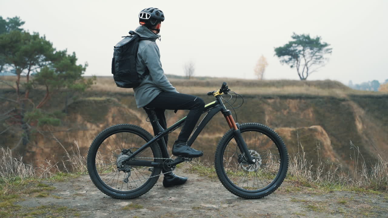 언덕에서 산악자전거를 타고 쉬고 있는 선수 남자 1
