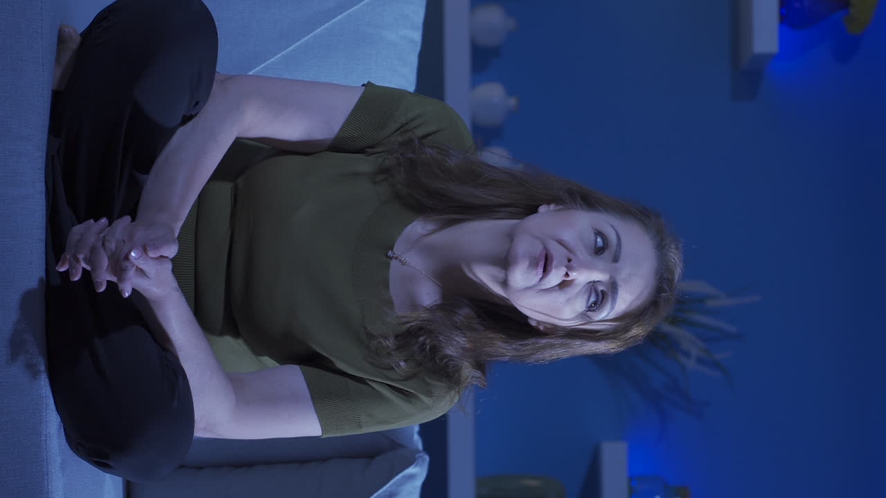 vídeo vertical de una mujer triste llorando en casa.