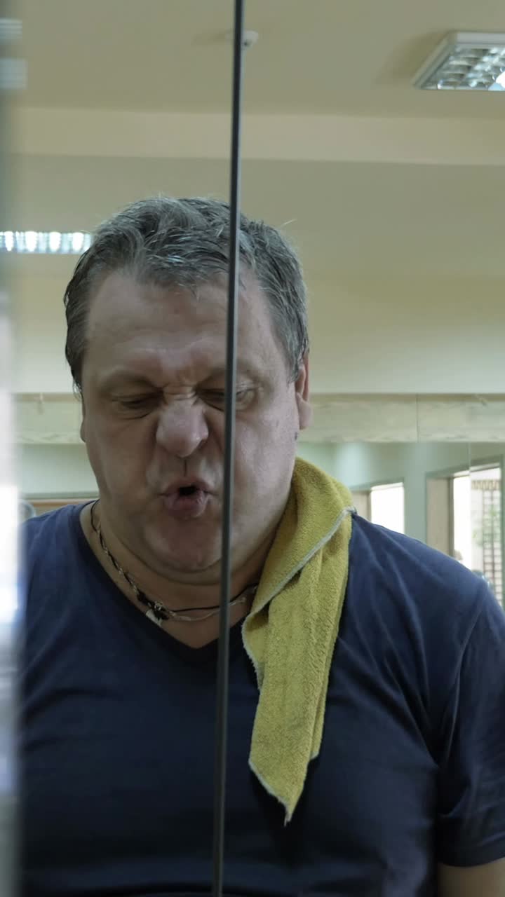 체육관 에서 운동 하는 남자