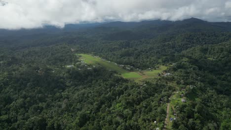 Una-Pista-De-Aterrizaje-Remota-En-Un-Altiplano-Remoto-De-Gran-Altitud-De-Papua-Nueva-Guinea