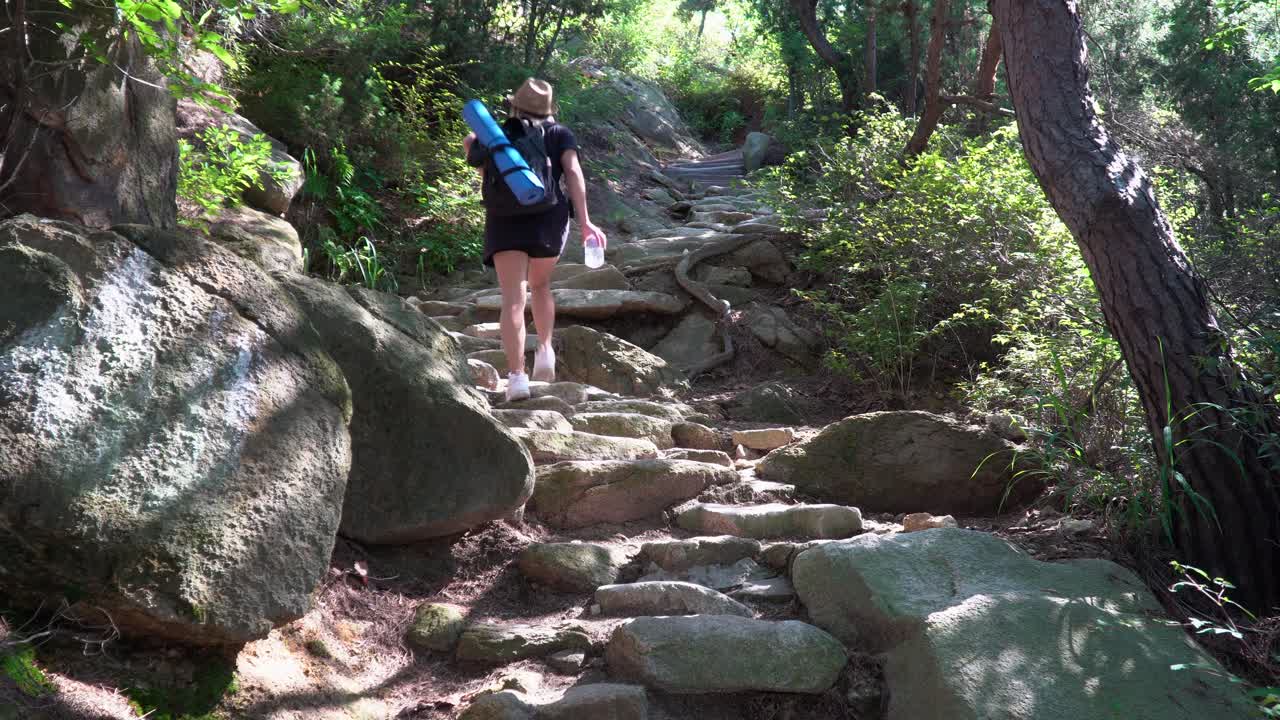 한국 서울 관악산 계단을 오르는 소녀