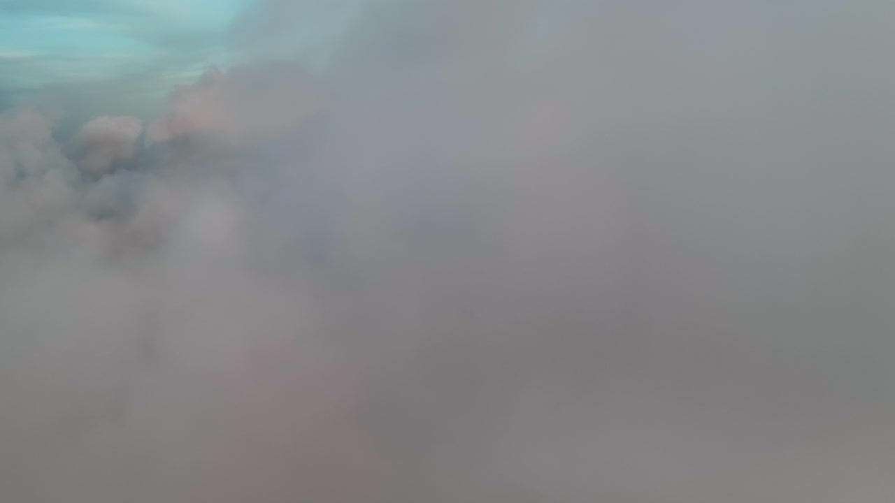 시야를 덮고 있는 흰 구름의 공중 드론 영상