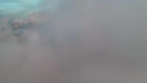imágenes aéreas de drones de nubes blancas que cubren la vista