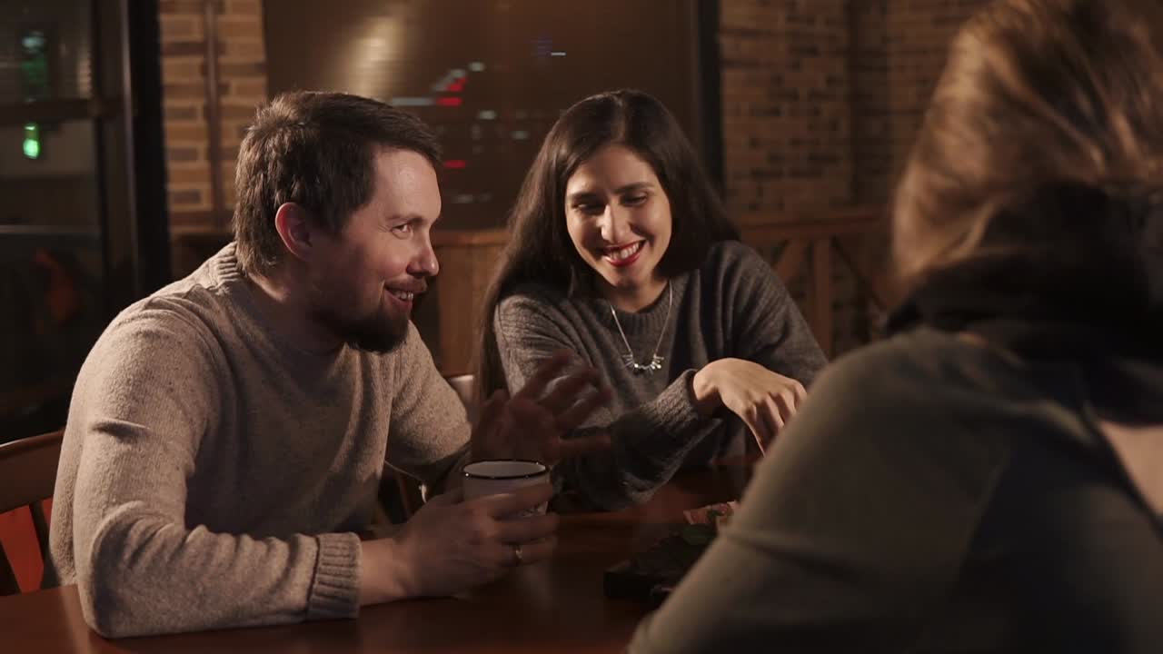 Casal conversando em um restaurante