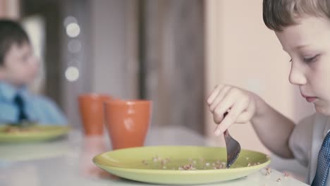 cu los niños desayunan antes de ir a la escuela