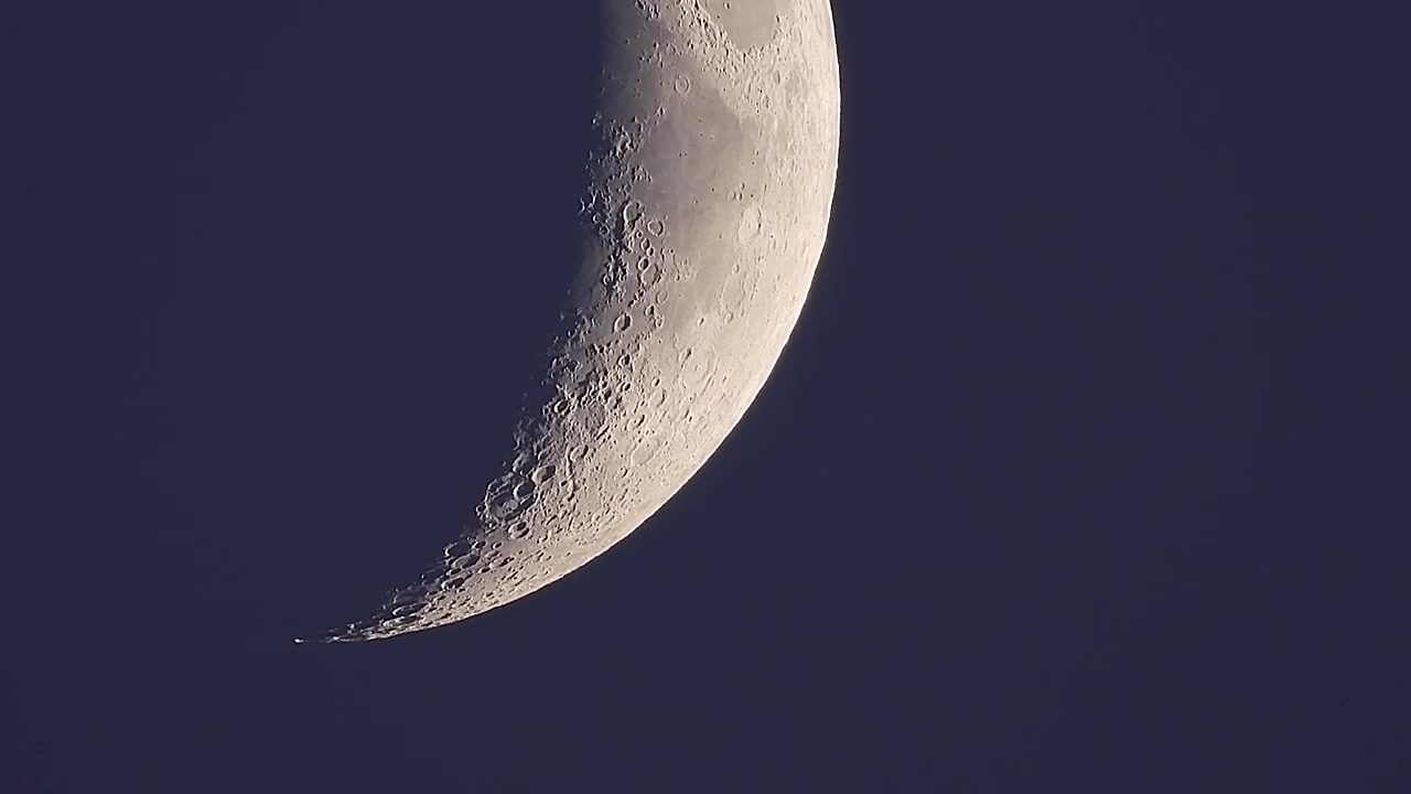 Close-up de uma Lua Crescente no Céu Noturno