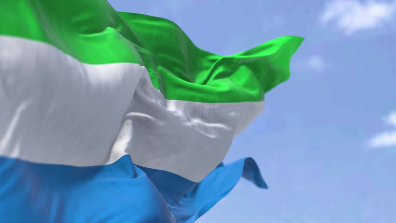 시에라리온의 국기가 은 날 바람에 흔들리는 모습