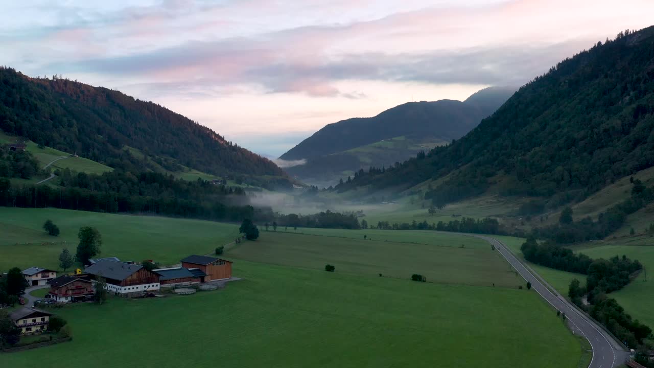 Alba mattutina nebbiosa in Austria