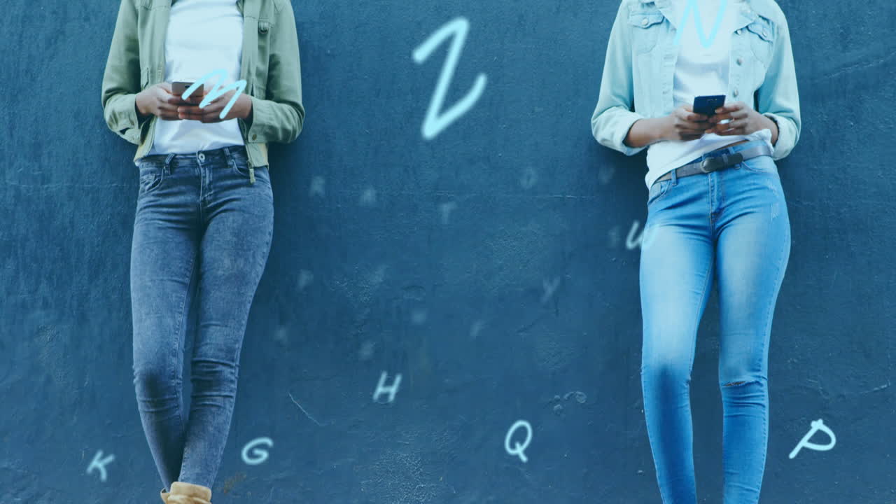 animación de letras y números sobre personas que usan teléfonos inteligentes