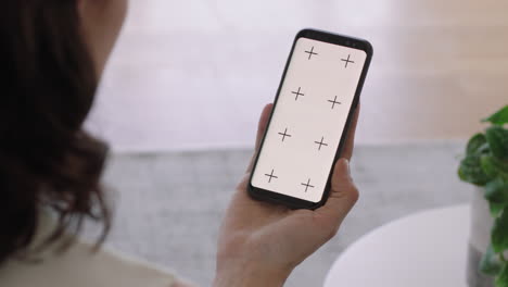 Frau,-Die-Ihr-Smartphone-Benutzt-Und-Auf-Den-Grünen-Bildschirm-Blickt,-Der-Online-Surft,-Und-Das-Chroma-Key-Display-Der-Mobilen-Technologie-In-Vertikaler-Ausrichtung-Genießt