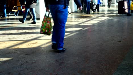 mensen op het treinstation in kiev. uitgang naar platforms.