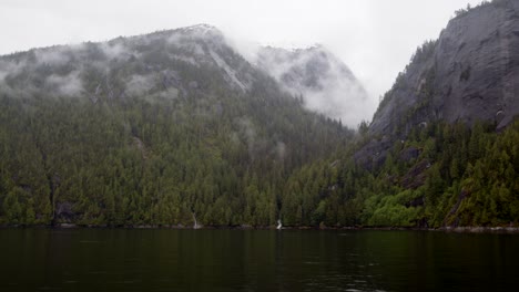 Fiordos-Brumosos-De-Alaska,-Bahía-Rudyerd