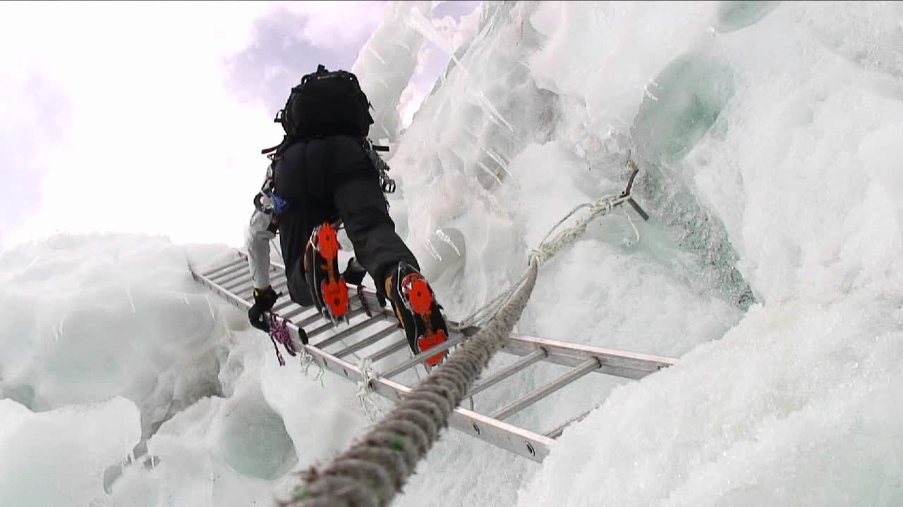 등산가는 사다리를 내려