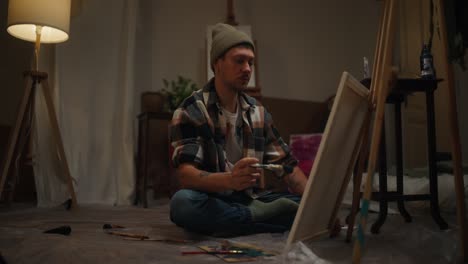artista pintando en un estudio