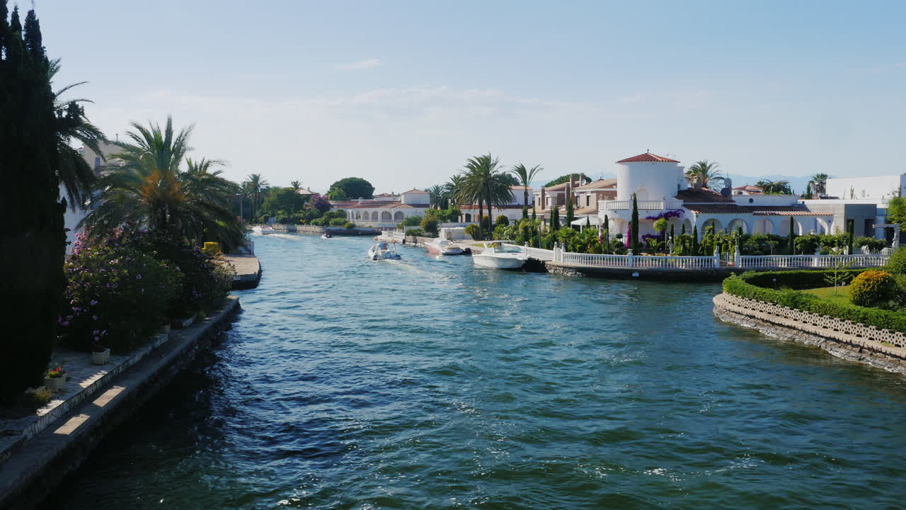 empuria brava의 운하와 주택 empuriabrava는 유럽에서 가장 큰 주거용 정박지입니다.