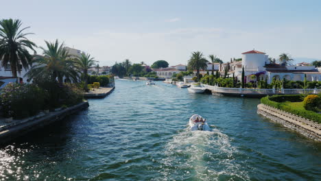 canales y casas de empuria brava empuriabrava es el puerto deportivo residencial más grande de europa flota pequeño