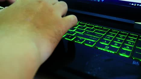 usando una computadora portátil con un teclado verde en la oficina