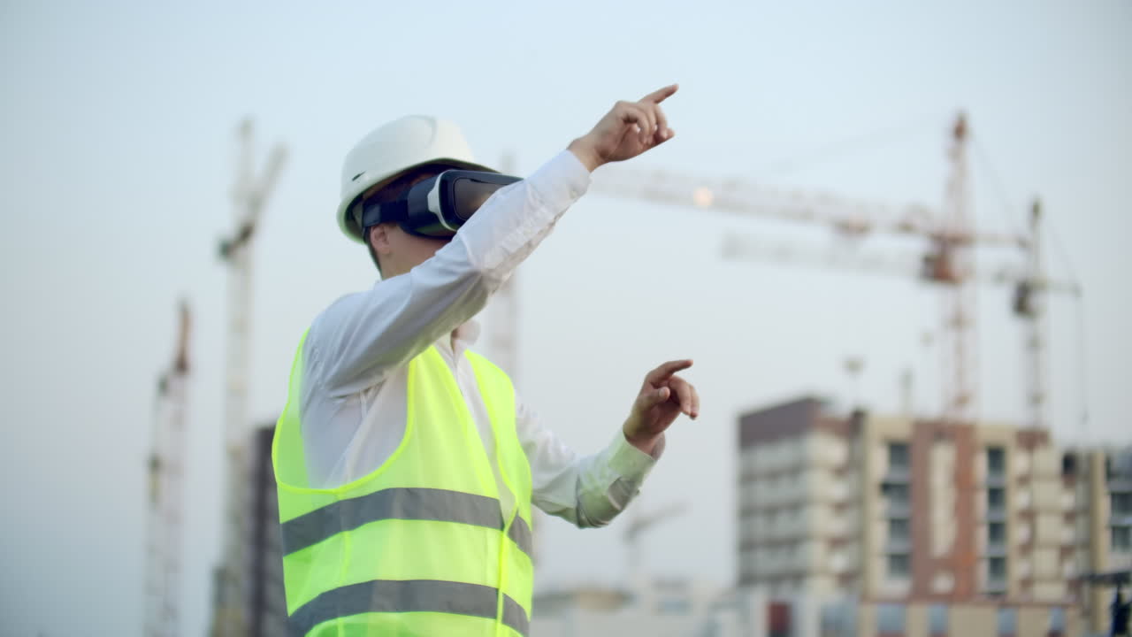 un trabajador en el sitio de construcción con gafas vr ciudad inteligente