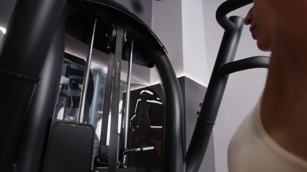 체육관 에서 운동 하는 여자