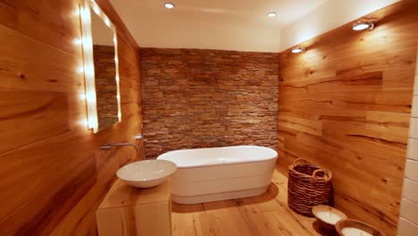 toma extrema de un acogedor baño con suelo de madera y un espejo iluminado