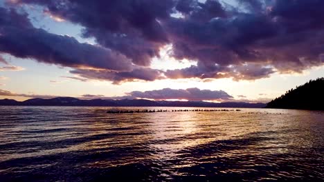 una hermosa antena sobre pilotes del muelle del lago tahoe nevada en el agua al atardecer o al amanecer
