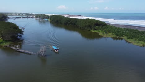 yate de lujo blanco navegando en la superficie del mar azul limpio