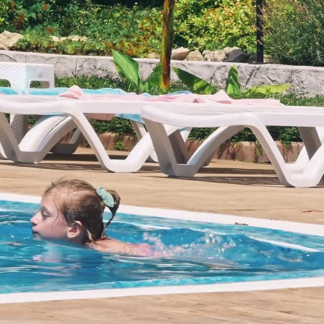 niños felices cerca de la piscina