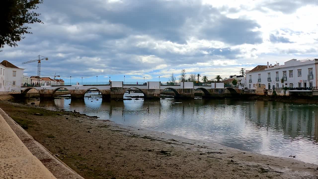 폰테 로마나 다리의 이른 아침, 썰물 때의 갈라오 강, 알가르베 포르투갈의 이 낭만적인 마을 타비라에서 소나기가 내리는 봄날