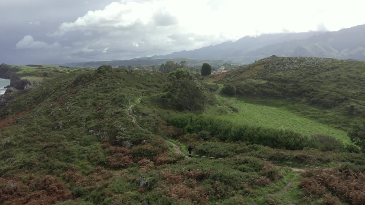 hombre solitario camina por el camino sobre los acantilados