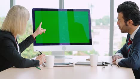 personas de negocios en la sala de conferencias con pantalla verde