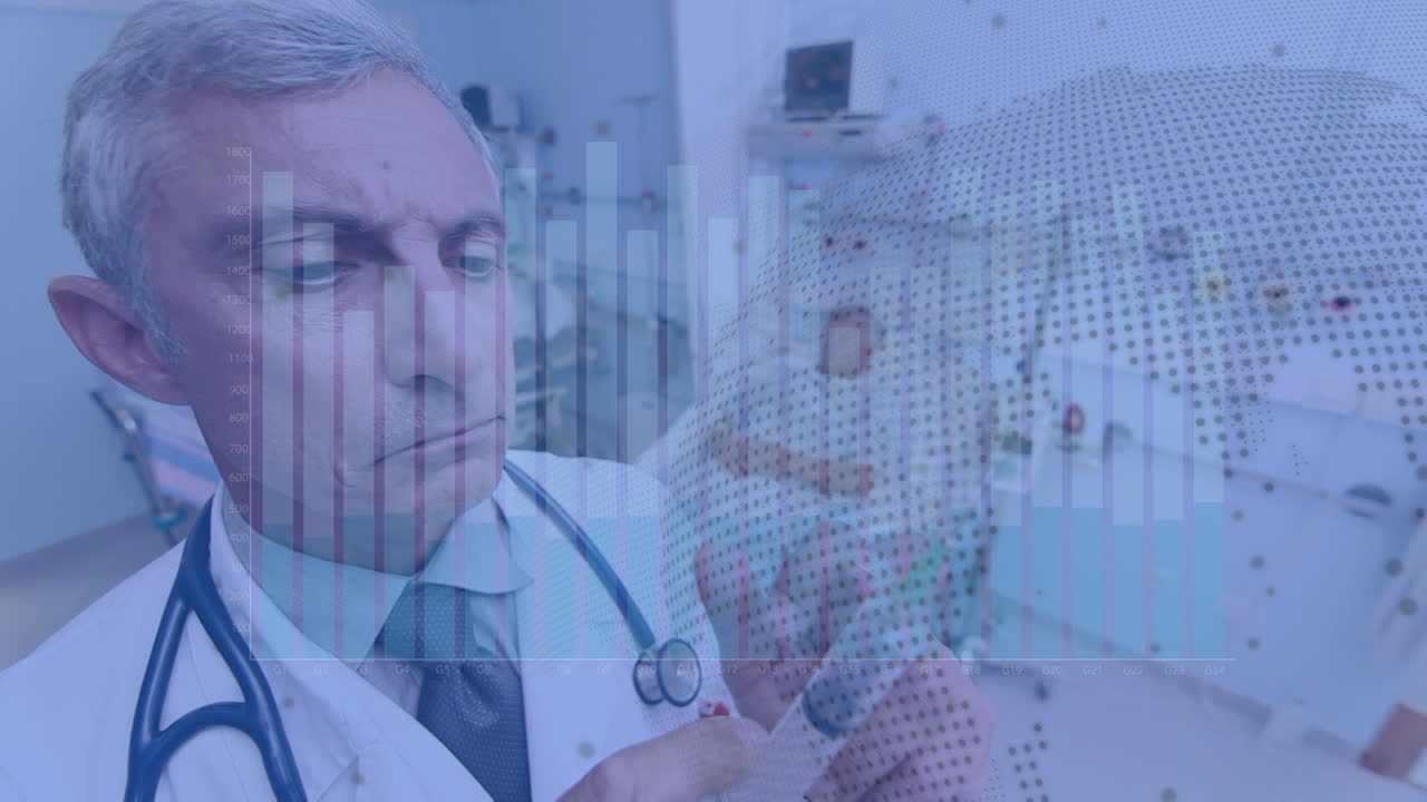 animación del procesamiento de datos sobre el médico masculino caucásico