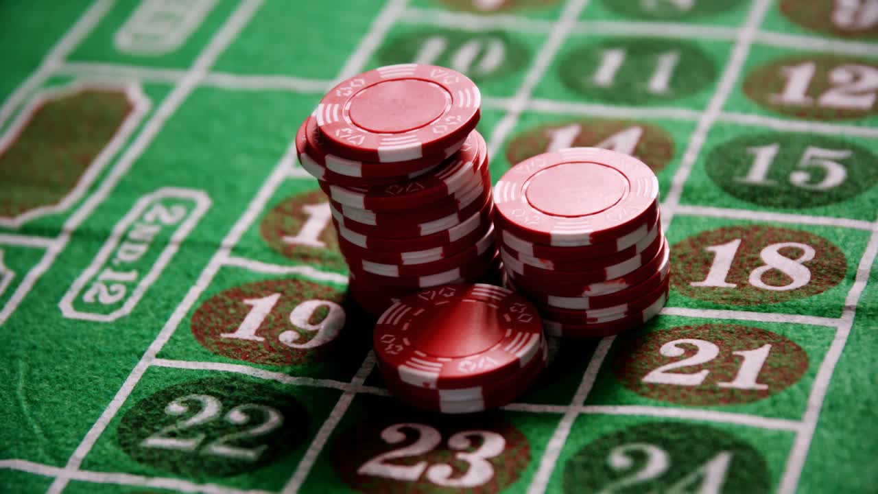 fichas de casino en la ruleta en la mesa de póquer 4k