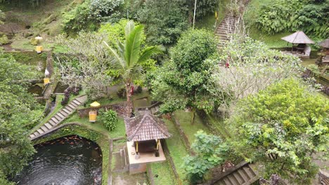 templo balinés bosque tropical vista aérea de bali indonesia arquitectura antigua desde arriba, pura mengening tampaksiring