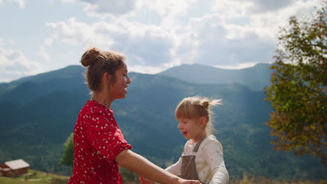 Madre-Girando-Hija-Danza-Vacaciones-De-Verano-De-Cerca.-Familia-Bailando-En-La-Naturaleza